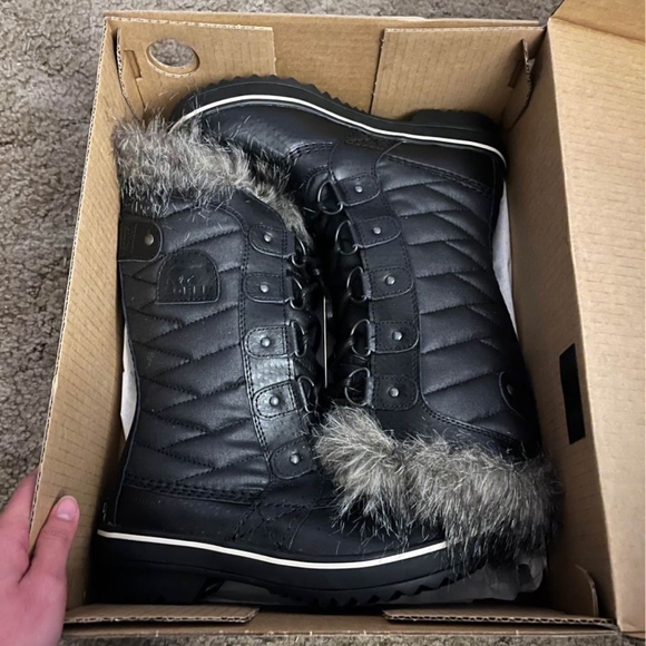 NWT Sorel Black Quilted Lace-Up Faux Fur Winter Boots - Picture 2 of 6